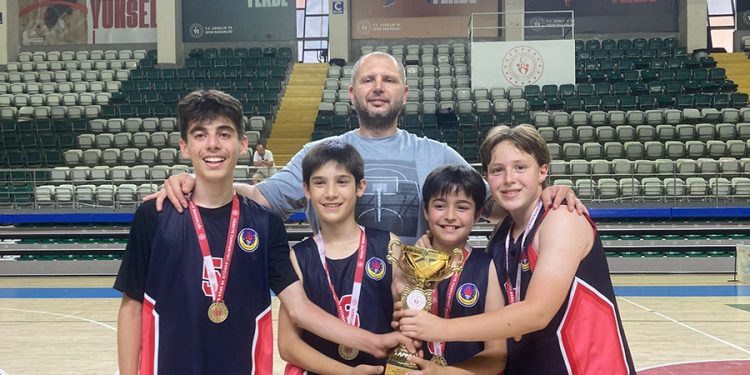 TED Bodrum Koleji Küçük Erkek Basketbol Takımı Namağlup Şampiyon Oldu