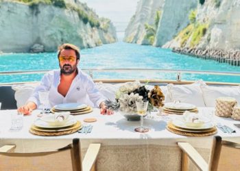 Teknedeki Türk maganda eşini aldatırken yakalanmış