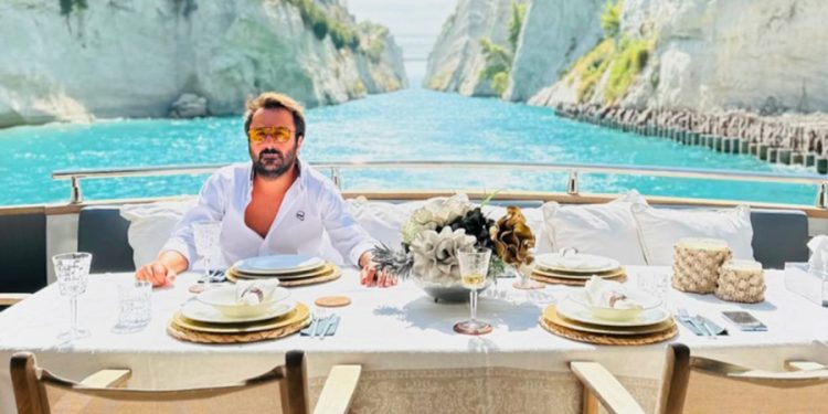 Teknedeki Türk maganda eşini aldatırken yakalanmış