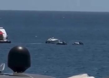 Marina’daki yattan kalkan helikopter denize düştü