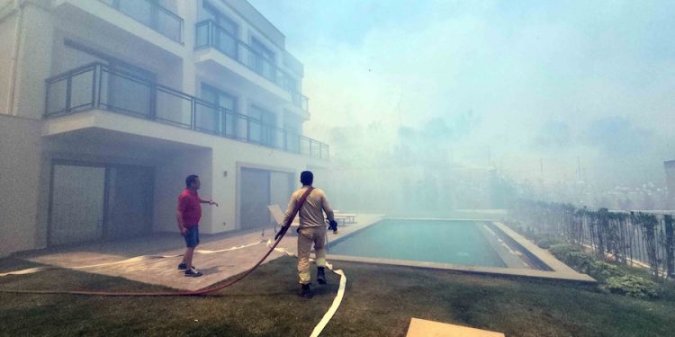 Kaynak makinesi ile turistik mahalleyi yakıyorlardı