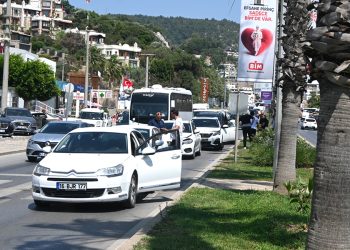 Türkkuyusu Caddesinde 6 araç birbirine girdi