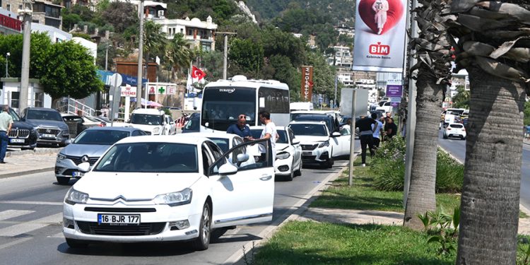 Türkkuyusu Caddesinde 6 araç birbirine girdi