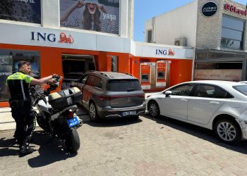 Mercedes Jeep’in çarptığı otomobil bankaya girdi