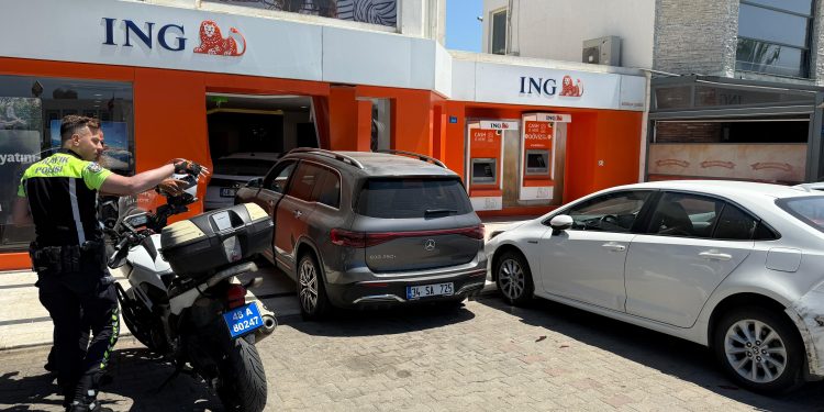 Mercedes Jeep’in çarptığı otomobil bankaya girdi