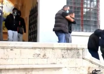 Günü birlik tekne ile turistleri gezdirirken göçmen kaçakçılığı yapan üç kaptan tutuklandı