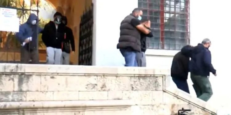 Günü birlik tekne ile turistleri gezdirirken göçmen kaçakçılığı yapan üç kaptan tutuklandı