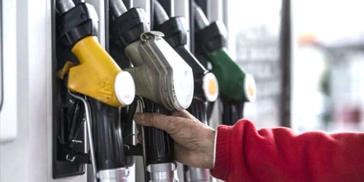 Akaryakıta Cumhuriyet tarihinin en büyük zammı geldi