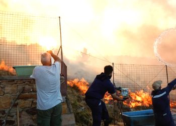 Turistik ada yanıyor, olağanüstü hal ilan edildi, 180 bin sakız ağacı evler arabalar yandı