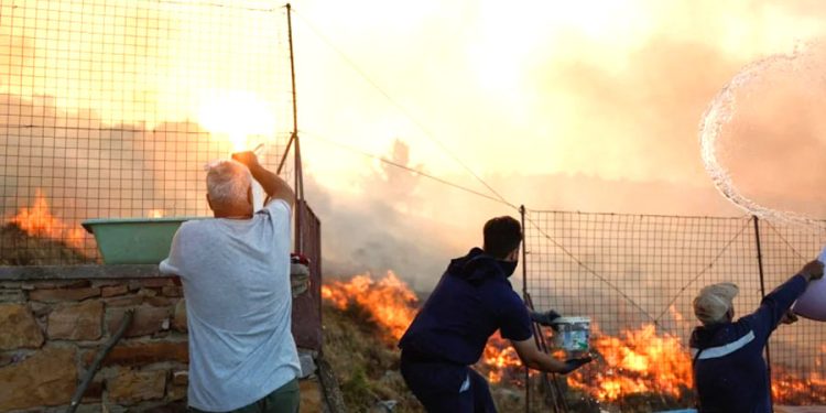 Turistik ada yanıyor, olağanüstü hal ilan edildi, 180 bin sakız ağacı evler arabalar yandı