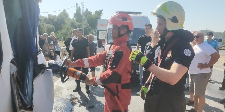 Milas-Söke Yolunda Feci Kaza: Dolmuşa Çarpan Mikser 1 Can Aldı, 13 Yaralı