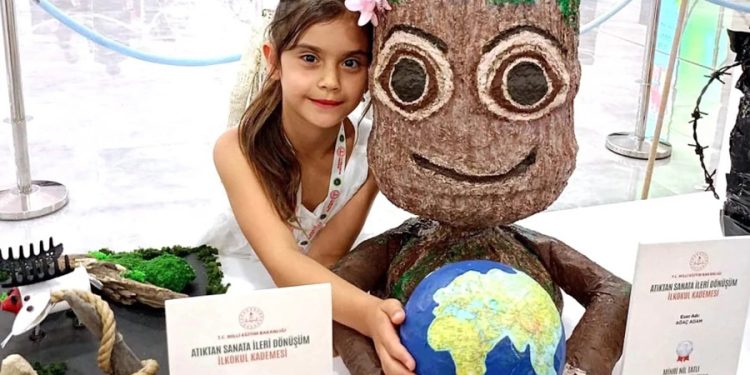 7 yaşındaki Mihri Nil Sıfır Atık yarışmasında Türkiye 2. si oldu