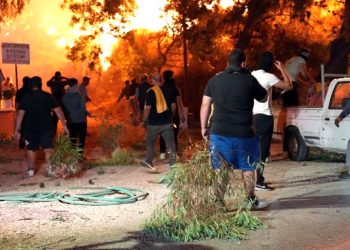 SAKIZ ADASINDA YANGIN ÖNLENEMİYOR ELİ AYAĞI TUTAN HERKESİ YANGIN BÖLGESİNE ÇAĞIRDILAR