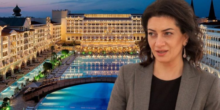 First Lady’nin Antalya tatili ülkeyi karıştırdı