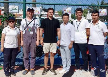 Bodrum’da çocuklar 4 bin bardakla yaza sanatla ’Merhaba’ dedi