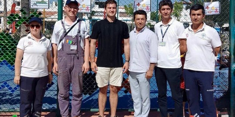 Bodrum’da çocuklar 4 bin bardakla yaza sanatla ’Merhaba’ dedi