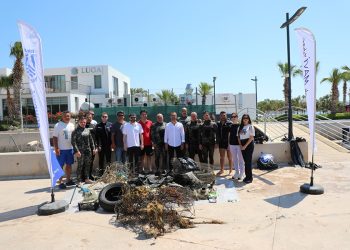 Mavi bayraklı koydan 240 kilogram atık çıkarıldı