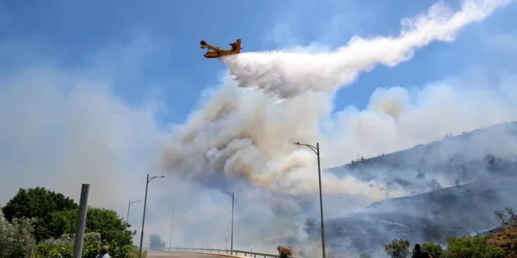 Turistik Sakız adasında yangın kabusu, bazı mahalleler boşaltıldı