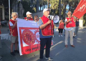 Bodrum’da emekliler meydana indi :BİZLERİ YAŞARKEN ÖLDÜRDÜLER, BİZLERİ YAŞAYAN ÖLÜ HALİNE GETİRDİLER