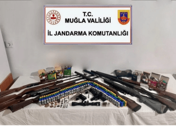 Evini kaçak tarihi eser ve silah deposu haline getirmiş