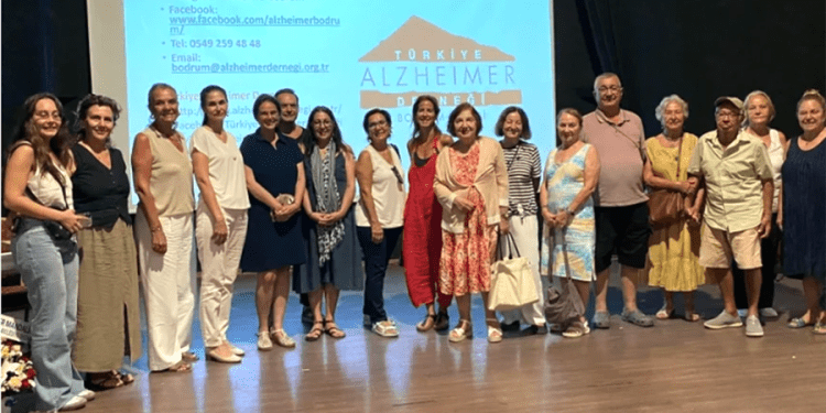 Alzheimer hastalığı ve yakınlarının yaşadığı güçlükler konuşuldu