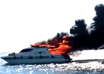 Lüks motor yat denizin ortasında alev alev yandı