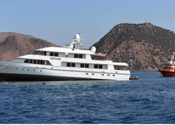 Bodrum’da lüks motor yat denizin ortasındaki kayalıklara çıktı