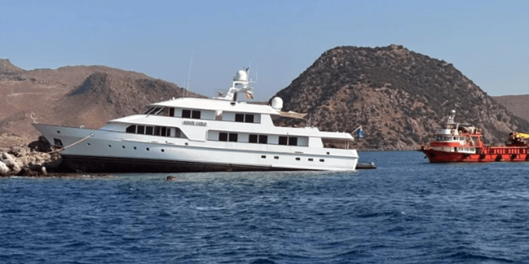 Bodrum’da lüks motor yat denizin ortasındaki kayalıklara çıktı