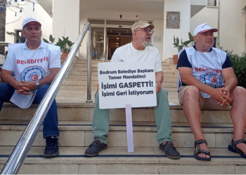 Belediye’de işten çıkartılan gazeteci belediye önünde OTURMA EYLEMİNE BAŞLADI