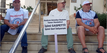 Belediye’de işten çıkartılan gazeteci belediye önünde OTURMA EYLEMİNE BAŞLADI