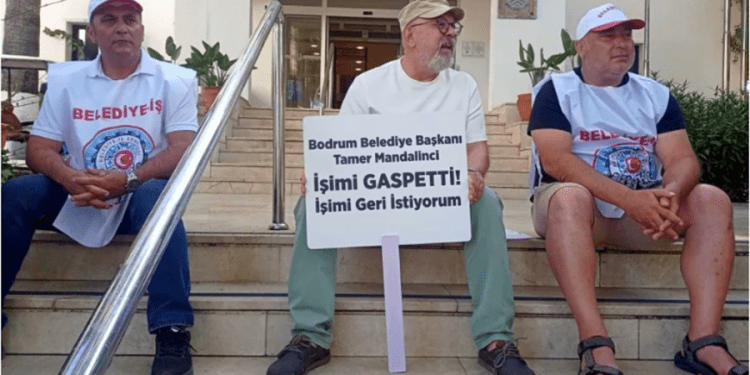 Belediye’de işten çıkartılan gazeteci belediye önünde OTURMA EYLEMİNE BAŞLADI