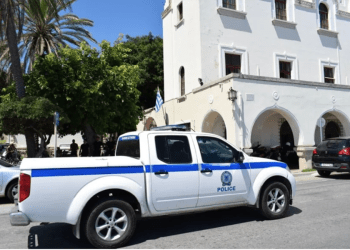 Kırmızı bültenle aranan Türk komşu adada yakalandı