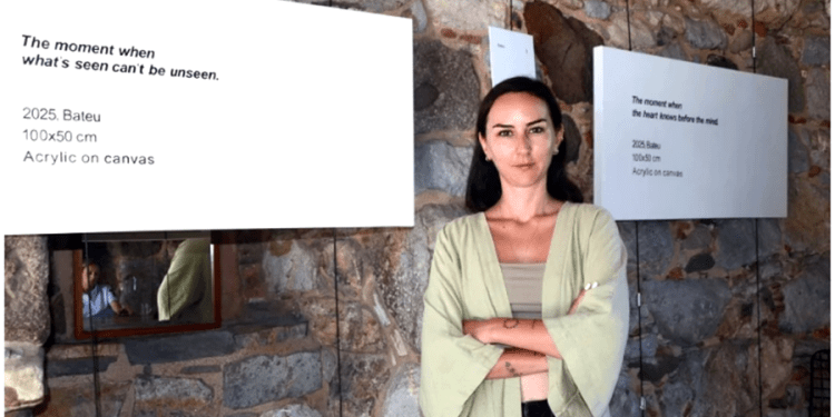 Irmak Şahinoğlu “Bateu” sergisinde, dizeleri zihinlerde görsel bir şölen ile buluşturdu