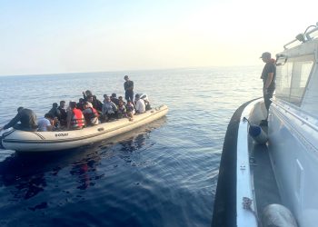 Bodrum açıklarında faciadan dönüldü 17 si çocuk 20 göçmen ve iki kaçakçı kurtarıldı