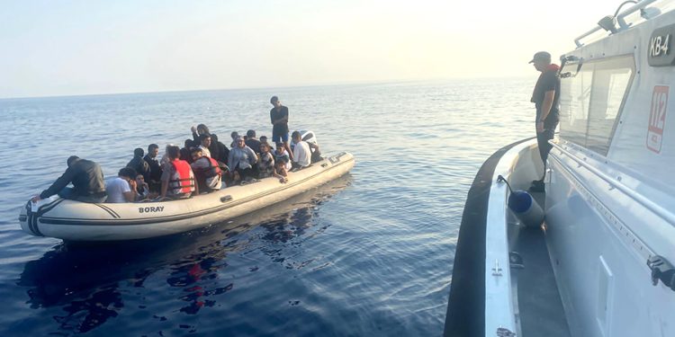 Bodrum açıklarında faciadan dönüldü 17 si çocuk 20 göçmen ve iki kaçakçı kurtarıldı