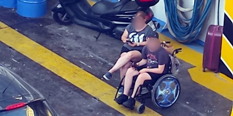 AB üyesi Yunanistan’da engelli çocuğu feribotun garajında 40 derece sıcakta yolculuk yaptırdılar kaptana soruşturma açıldı
