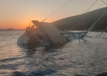 Kayalıklara Vuran Tekne Su Alarak Karaya Oturdu