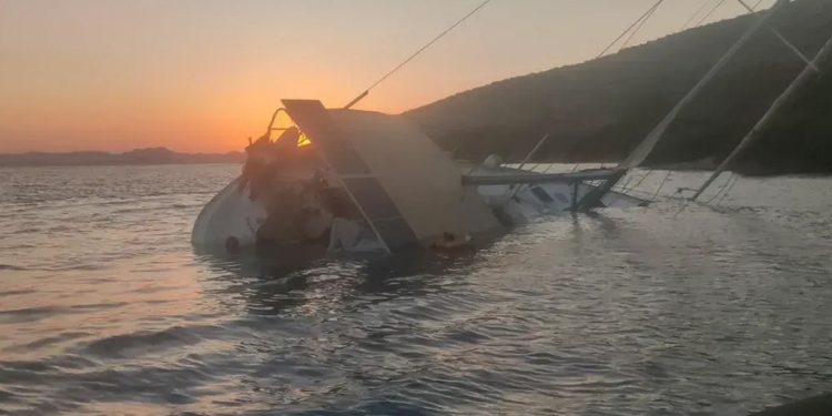 Kayalıklara Vuran Tekne Su Alarak Karaya Oturdu
