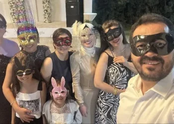 Muğla’da, memleket yanarken çılgın maskeli balo