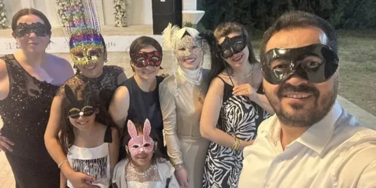 Muğla’da, memleket yanarken çılgın maskeli balo