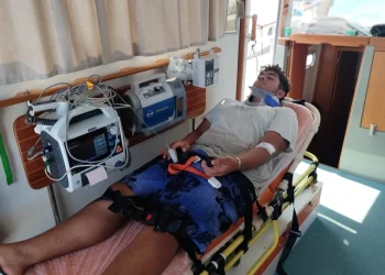 Teknede yaralanan denizci hastaneye kaldırıldı