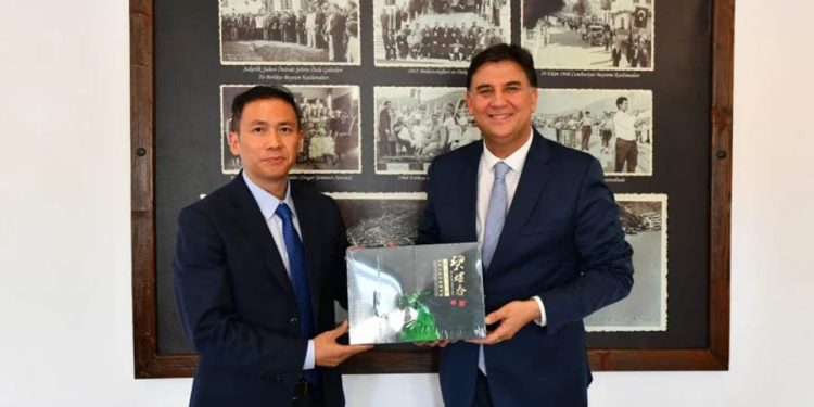 Şampiyon Yunan sporcunun Atatürk anıtı önündeki sevinci ülkesinde olay oldu