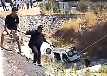 Dere yatağına uçan arabadan 4 kişi hafif yaralarla kurtuldu