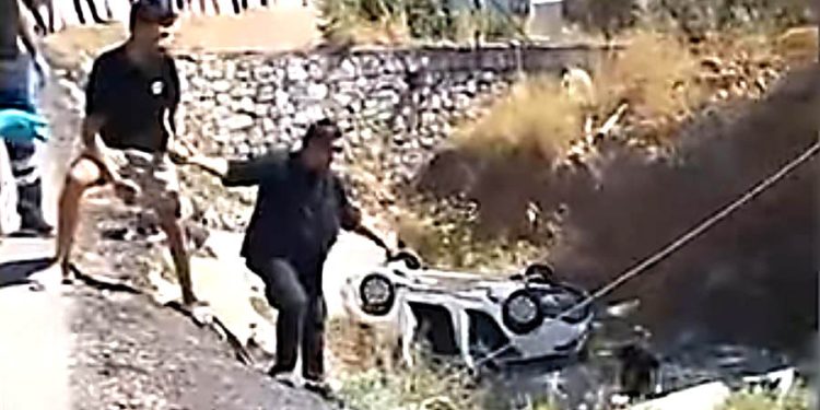 Dere yatağına uçan arabadan 4 kişi hafif yaralarla kurtuldu