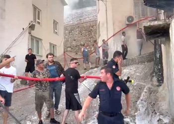 Alevlere Karşı İnsan Zinciri: Mahalleli, İtfaiyeyle El Ele Yangına Direndi!