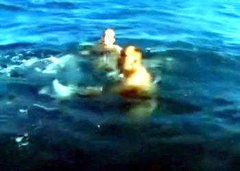 Açık denize sürüklenen turist baba ve kızını uçurtma sörfçüsü kurtardı Dehşet Videoda