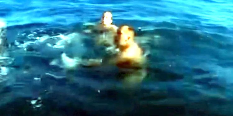 Açık denize sürüklenen turist baba ve kızını uçurtma sörfçüsü kurtardı Dehşet Videoda