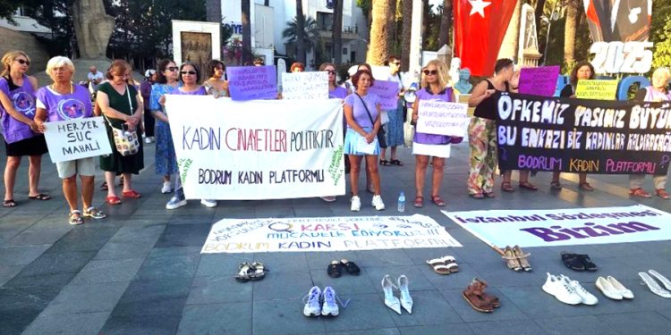 Bodrumlu kadınlardan kadın cinayetlerine ayakkabılı protesto