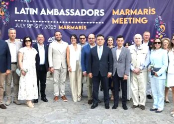 Elektrik direği dikerken Bodrum’a su taşıyan çelik içme suyu hattını parçaladılar.Bodrum yine susuz kaldı