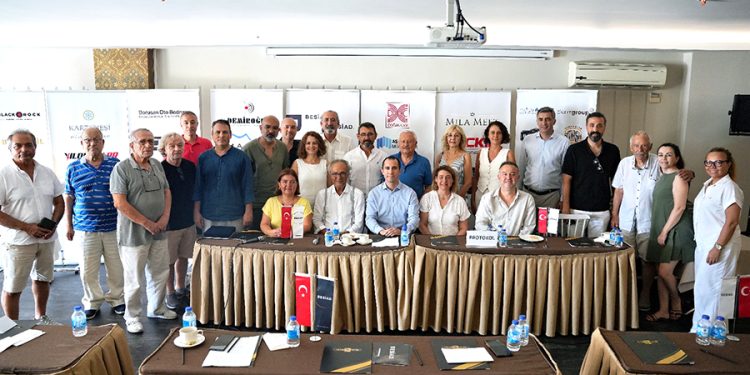 Ünlü Ekonomist Asaf Savaş Akat BESİAD Üyeleriyle buluştu